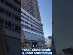 La façade en verre est en construction.