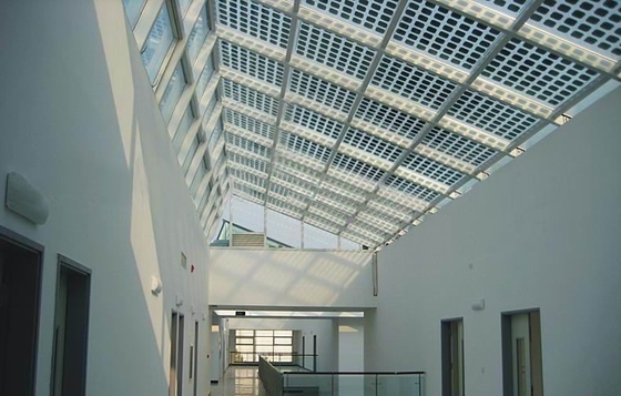 Le panneau solaire gâché modelé clair courbent verre photovoltaïque pour la caractéristique de module de BIPV
