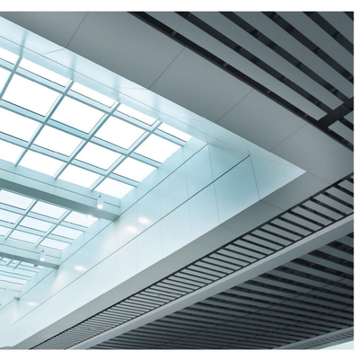 Le revêtement de colonne en aluminium coloré est un revêtement de mur extérieur en aluminium métallique moderne.