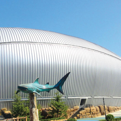 Le revêtement de colonne en aluminium coloré est un revêtement de mur extérieur en aluminium métallique moderne.
