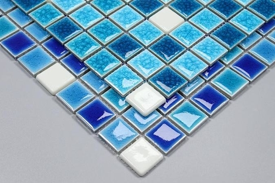 Des mosaïques contemporaines avec des carreaux brillants dans l'obscurité