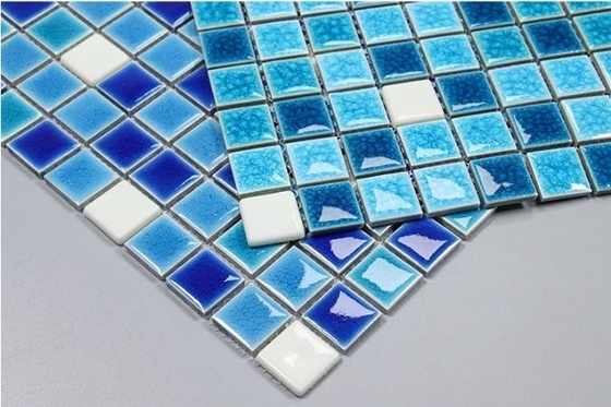 Des mosaïques contemporaines avec des carreaux brillants dans l'obscurité