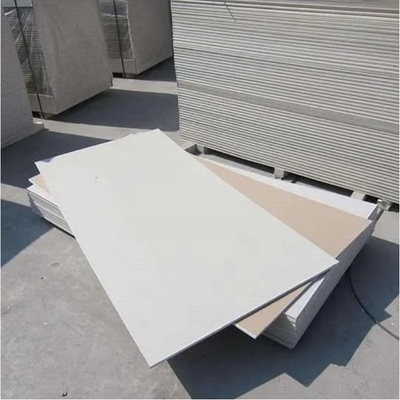 Plafond de faux carreaux de plâtre en plâtre en plâtre en plâtre recouvert de papier peint à l'arrière et à la surface