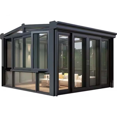 Des portes coulissantes doubles et des toits polygones Le complément parfait à votre maison en verre