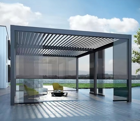 Des portes coulissantes doubles et des toits polygones Le complément parfait à votre maison en verre