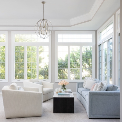 Des portes coulissantes doubles et des toits polygones Le complément parfait à votre maison en verre