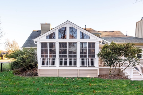 Maison de conteneurs avec revêtement de toit polygonal