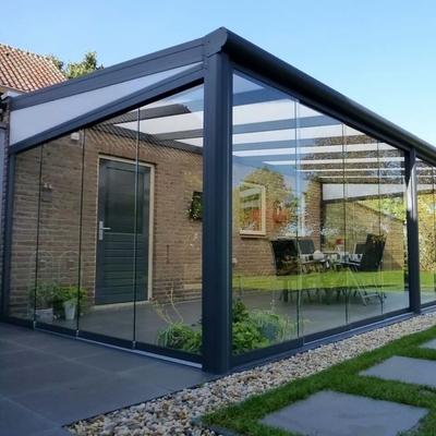 Maison de conteneurs avec revêtement de toit polygonal