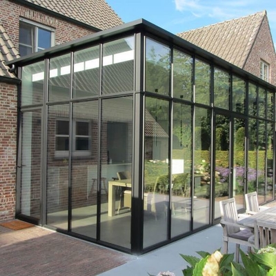 Four Seasons salle de soleil extérieure avec porte double coulissante et finition en poudre lisse
