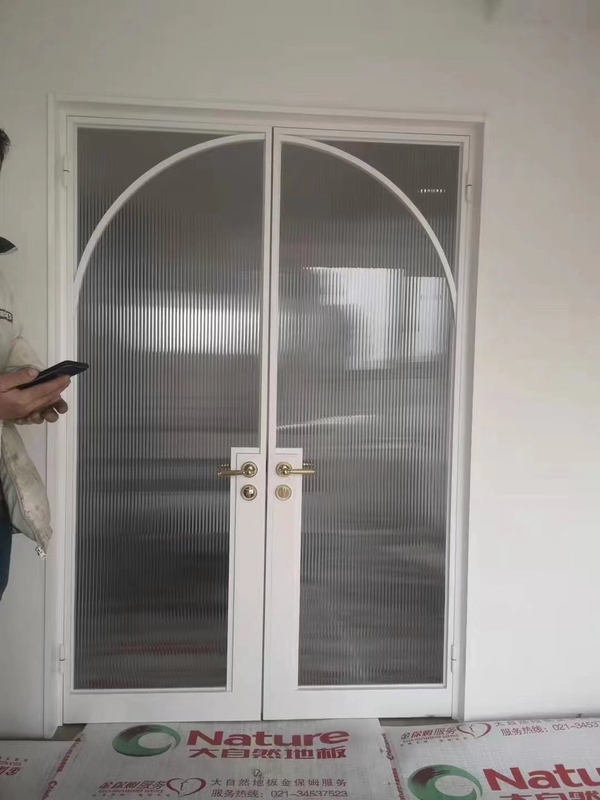 Des fenêtres en verre d'aluminium résistant aux intempéries à prix abordable / portes en acier résistant au feu avec une installation facile